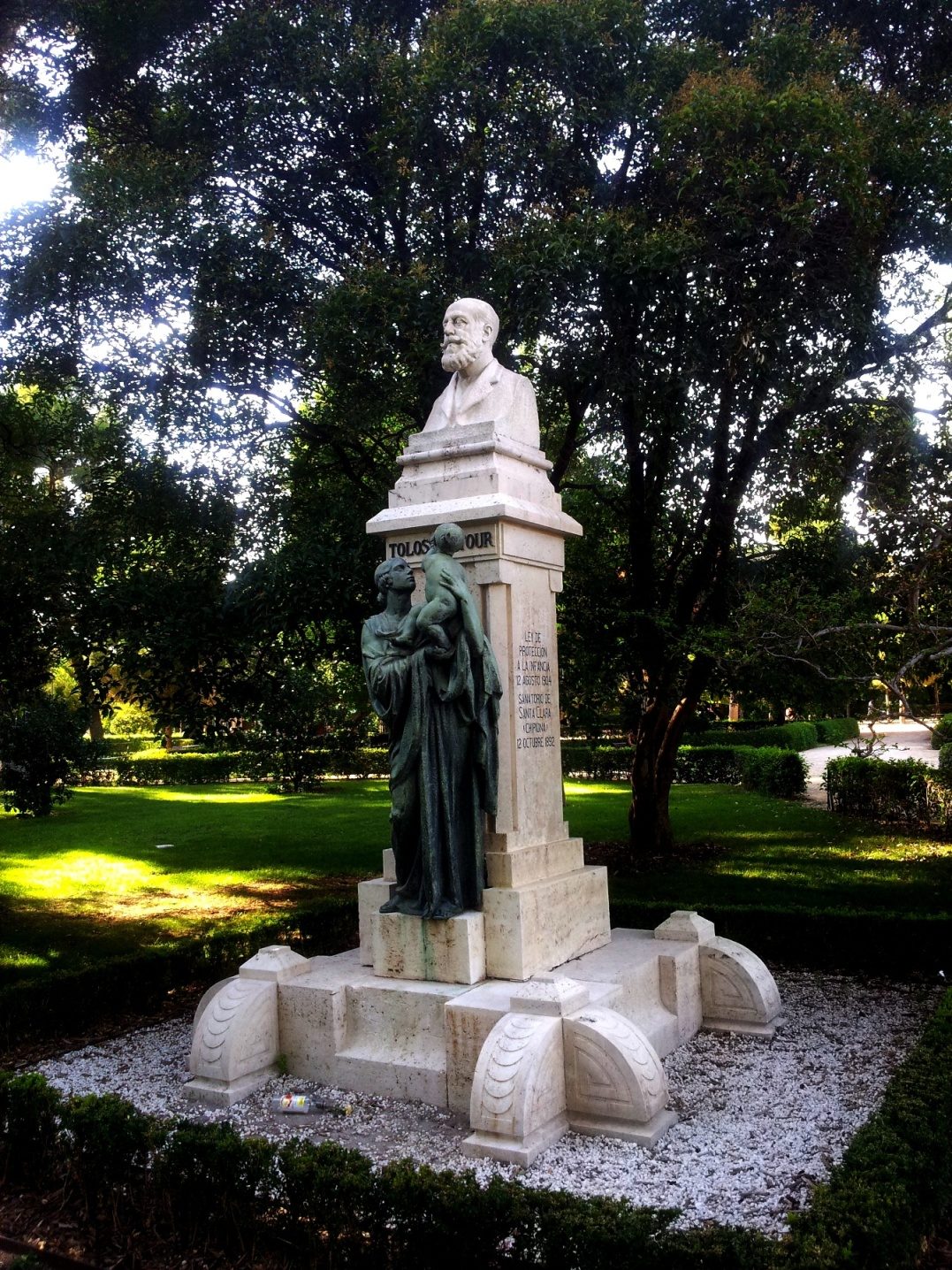 Manuela Tolosa Latour's monument, Parque del Retiro, Madrid - 01.jpg